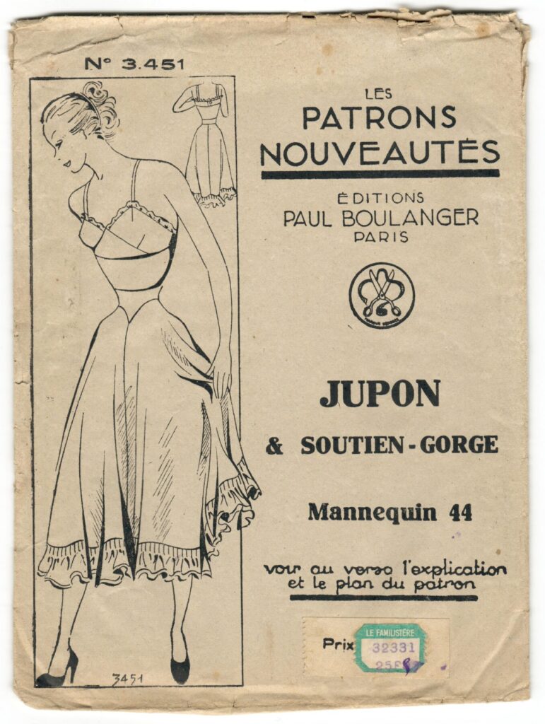 Front of a sewing pattern enveloppe by the french brand Les Patrons Nouveautés